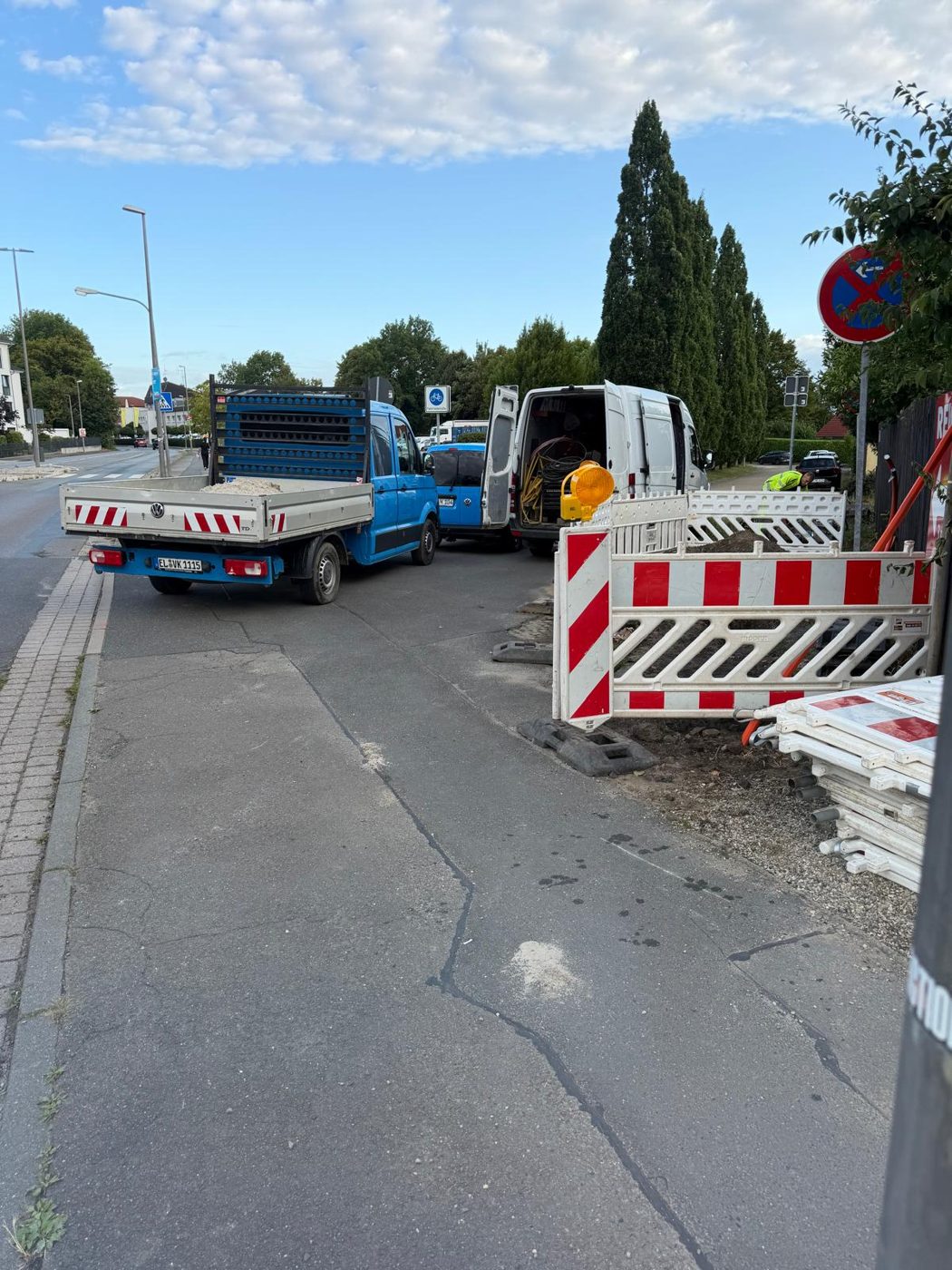 Einsatzfahrzeuge und Absperrmaterial am Straßenrand