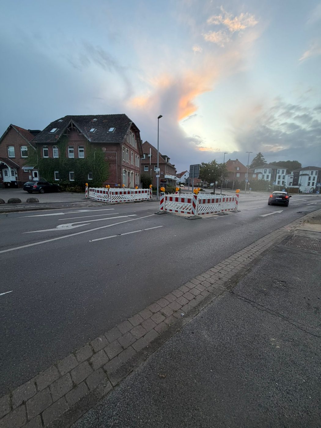 Abgesperrte Straßenbaustelle bei Abenddämmerung