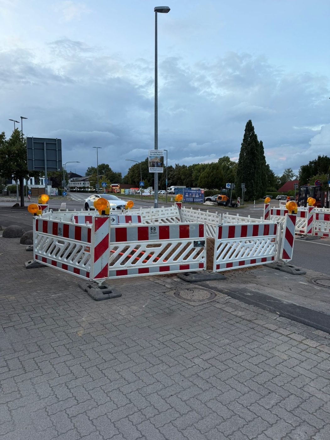 Absperrung um einen verlegten Kabelbereich im Gehweg