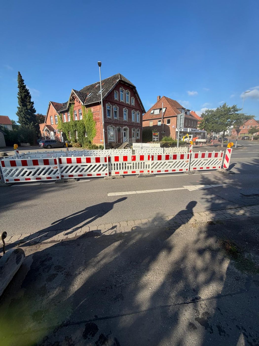 Ordnungsgemäß abgesperrter Baustellenbereich auf der Fahrbahn