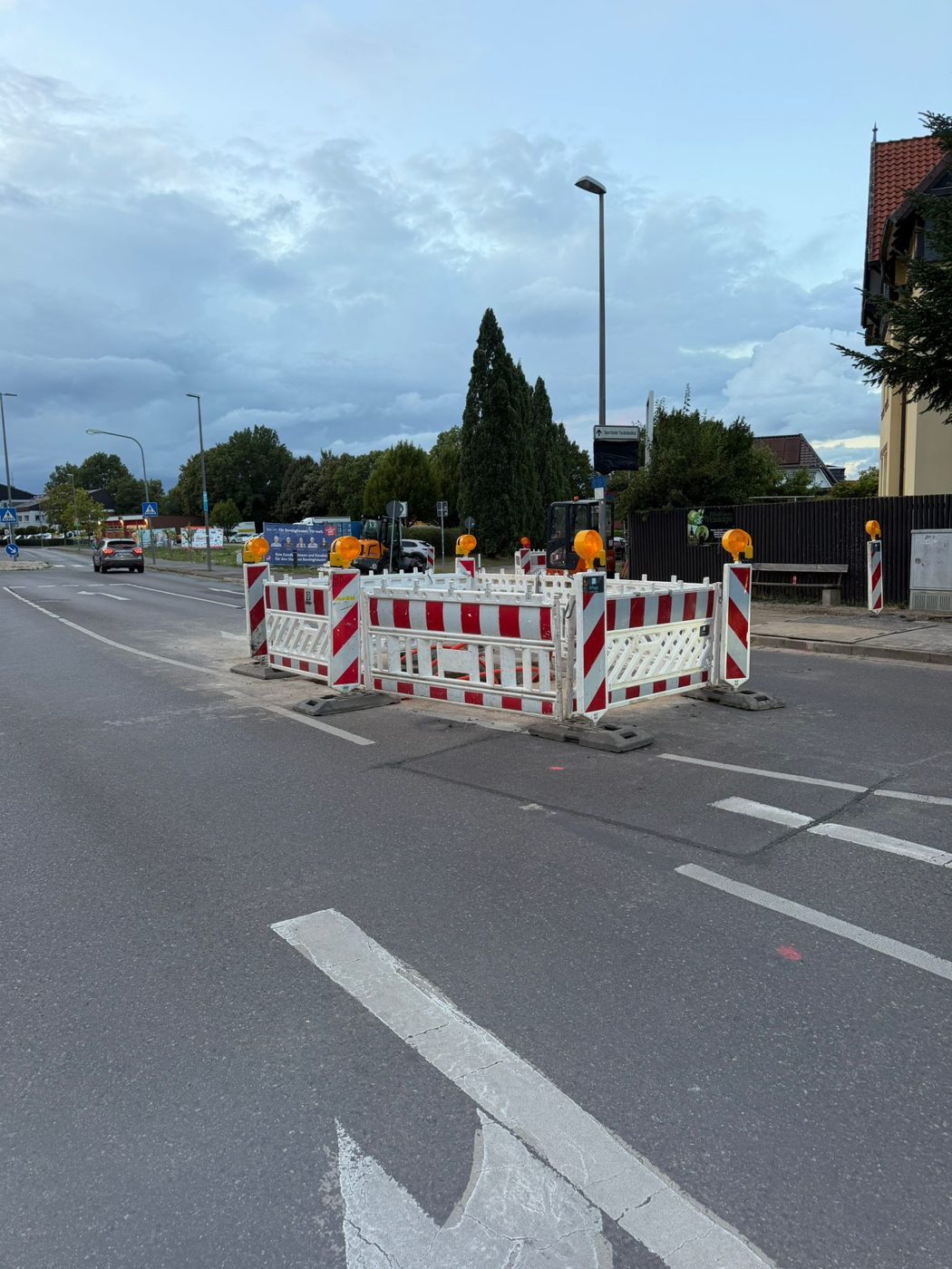 Baustellenabsicherung auf einer Fahrbahn mit Absperrgittern und Warnleuchten
